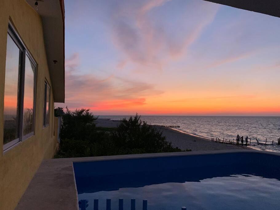 La Casa Amarilla Frente Al Mar Villa Chelem Buitenkant foto