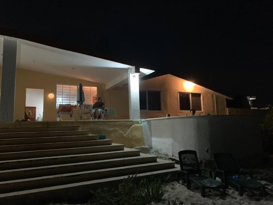 La Casa Amarilla Frente Al Mar Villa Chelem Buitenkant foto